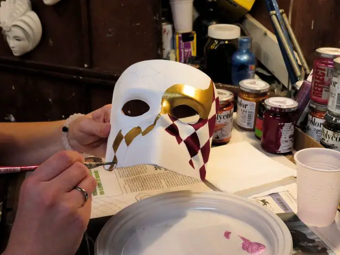 Venetian masquerade masks - Peter Pan Masks painting workshop in Venice