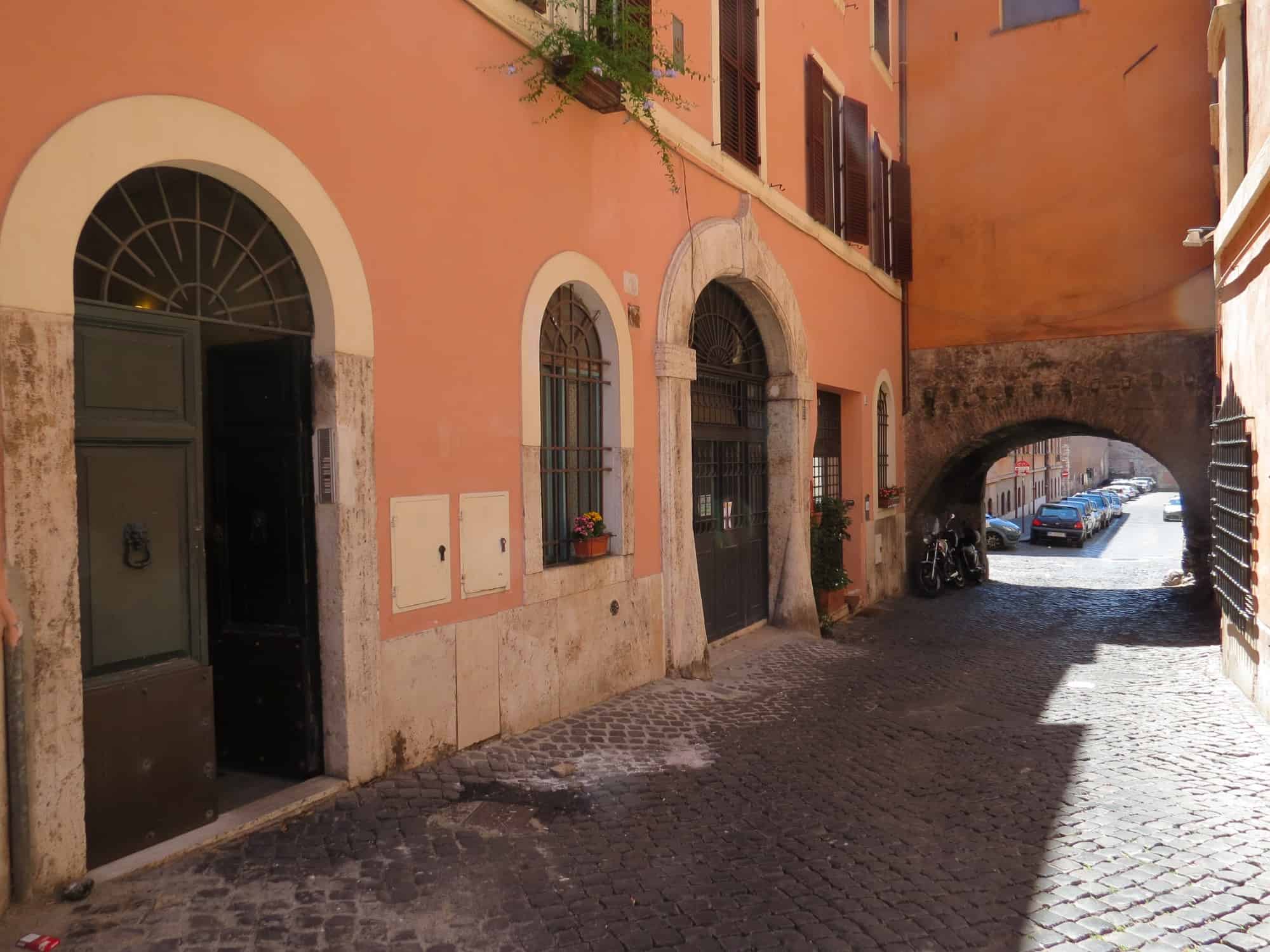 Arco del Lauro, Trastevere, Rome