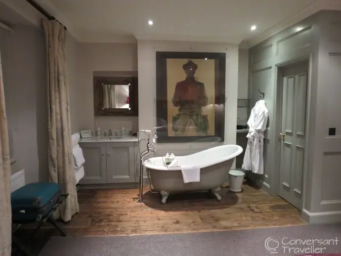 Wheatsheaf Inn, Northleach, Cotswolds - Very good room bathtub