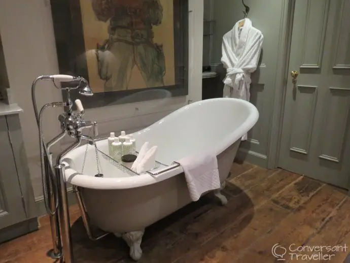 Wheatsheaf Inn, Northleach, Cotswolds - Very good room bathtub