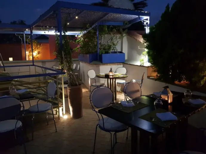 Roof terrace at Le Trou au Mur with chairs, tables and candle lamps