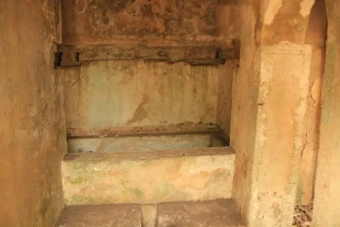 Bath inside the palace at Gede