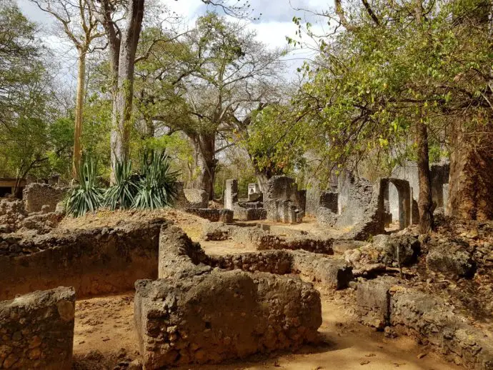 Ruined buildings at Gede