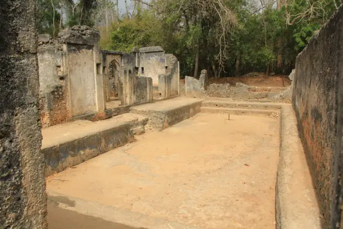 The mens court inside the palace at Gede