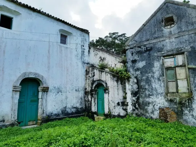 White buildings with green doors - Review of a stay at Roça Sundy on Principe