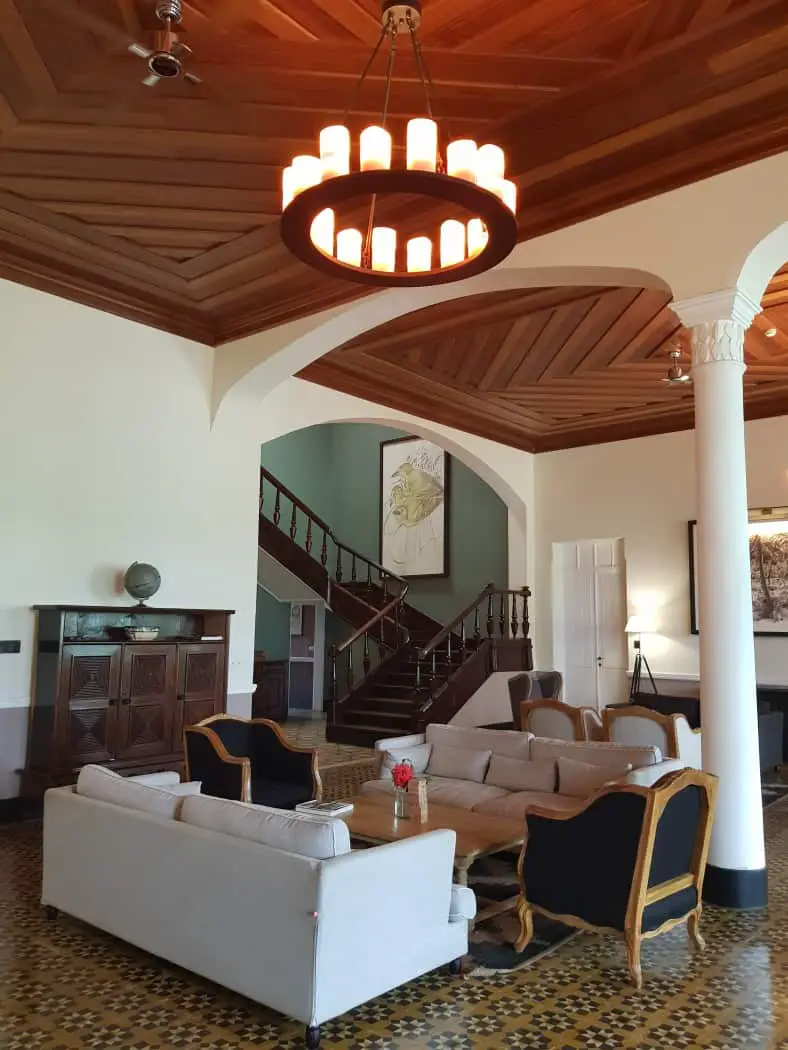 Entrance hall seating area - Review of a stay at Roça Sundy on Principe
