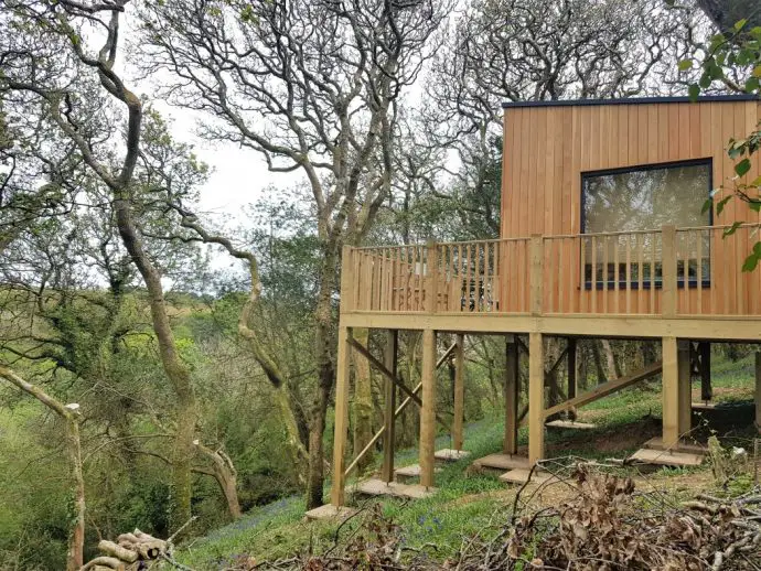 Deck of Chui Treehouse at Wrinklers Wood Glamping - hot tub holidays in Cornwall
