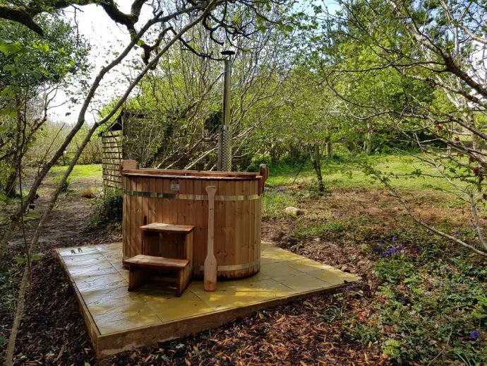 Hot tub at Chui Treehouse, Wrinklers Wood - places to stay in Cornwall with hot tub