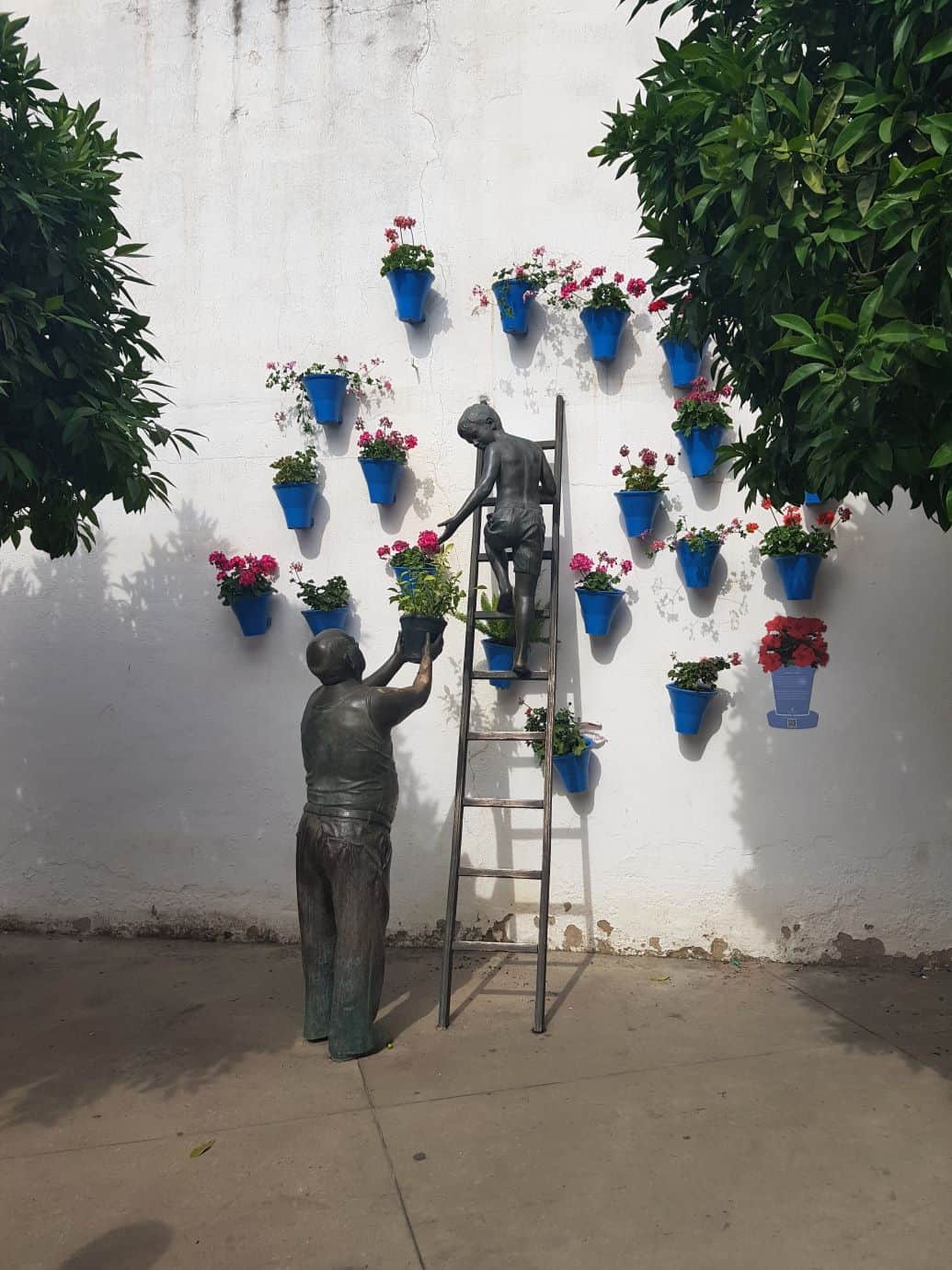 Abuelo y Nino sculpture in Cordoba